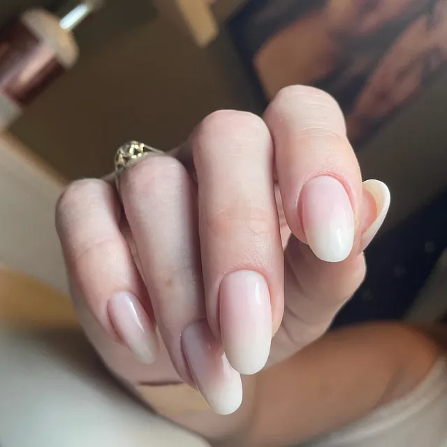 Negler i myk ombré fra rosa til hvitt, i oval fasong.